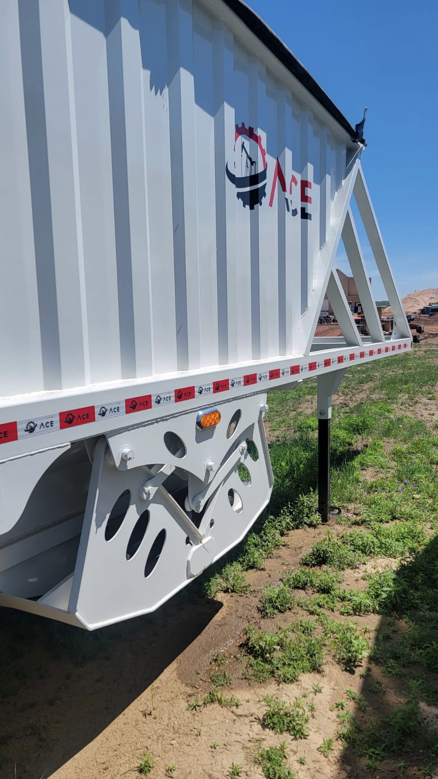 Sand ACE TR32 Trailers, Side View